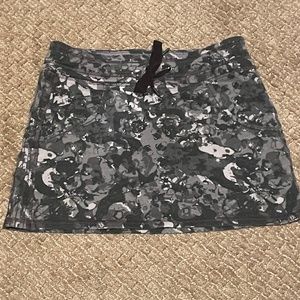 Volcom black white and grey skirt.